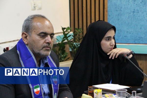 نشست ریاست سازمان دانش‌آموزی با مدیر آموزش و پرورش ناحیه یک یزد