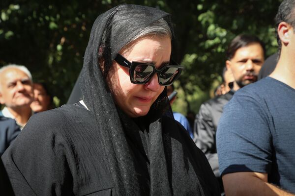  مراسم تشییع پیکر هوشنگ حریرچیان در  خانه هنرمندان اصفهان