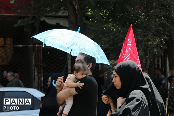 کیلومترها دورتر از حسین(ع)، اما قدم در را او
