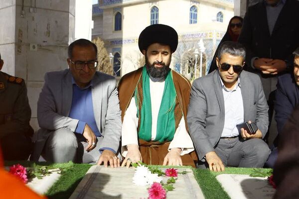 آغاز دهه فجر فیروزکوه با گلباران مزار شهدای گمنام