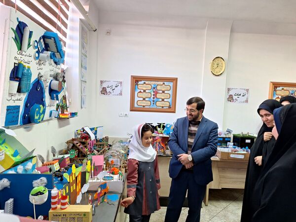 نمایشگاه دست‌سازه‌ها و فعالیت‌های پژوهشی در دبستان آسیه شهرستان ملارد