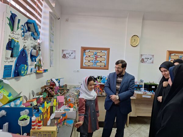 نمایشگاه دست‌سازه‌ها و فعالیت‌های پژوهشی در دبستان آسیه شهرستان ملارد