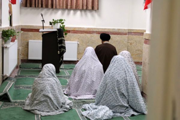 اقامه نماز جماعت در دبیرستان هجرانی پردیس به امامت امام جمعه شهرستان