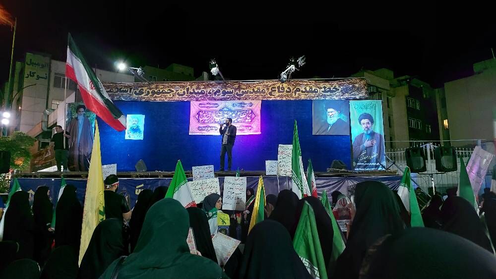 هفتاد شب متوالی حضور پرشور مردم در میدان جمهوری