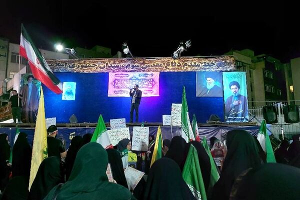 هفتاد شب متوالی حضور پرشور مردم در میدان جمهوری