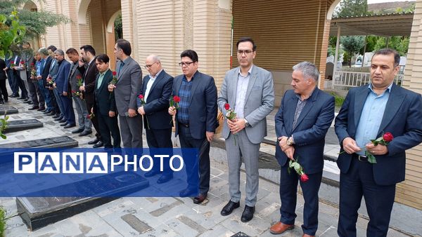 تجدید پیمان با شهدا به مناسبت هفته گرامیداشت مقام معلم