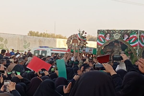 تشییع پیکر شهید شاهرخی‌فر بر دستان مردم شوشتر