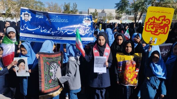 حضور پرشور دانش آموزان در راهپیمایی ۱۳ آبان ماه 