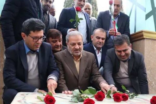 ادای احترام وزیر آموزش و پرورش به مقام شامخ شهدا در ساری