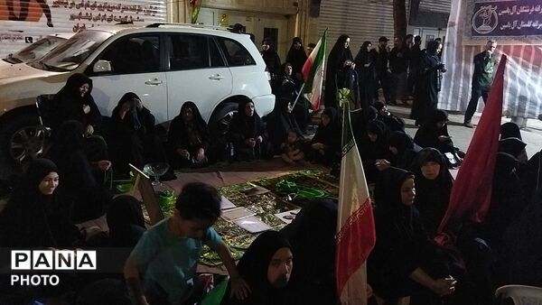 سفره صلوات با عکس رهبر شهید  در صد و بیست و ششمین شب از اجتماعات مردمی 