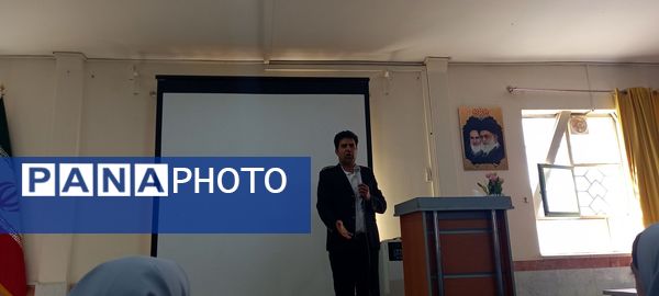 حضور آتش نشان به مناسبت وز آتش نشان و ایمنی در مدرسه نمونه دولتی وکیلی ۱۰