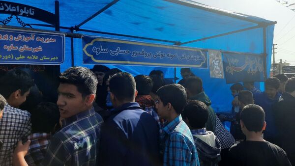 راهپیمایی پرشور دانش آموزان ساوجی در یوم الله ۱۳ آبان