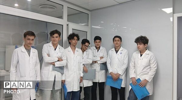 کارسوق دانش آموزان سمپادی در پژوهش سرای ابوریحان ناحیه ۵ 