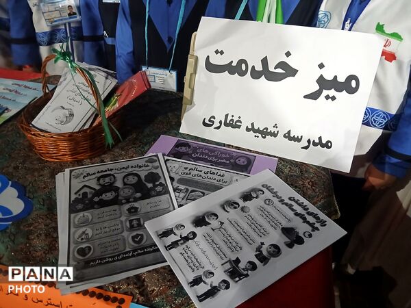  میز خدمت به میزبانی مدرسه پسرانه شهید مهدی غفاری در تجمعات شبانه شهر فرون آباد