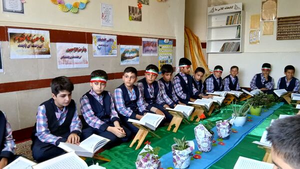 برپایی مراسم انس با قرآن کریم و مسابقات ورزشی در مدرسه شهید بختیاری شازند