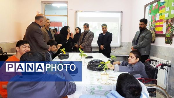 بازدید معاون استاندار و فرماندار مشهد مقدس از دبستان چند معلولیتی کوشا
