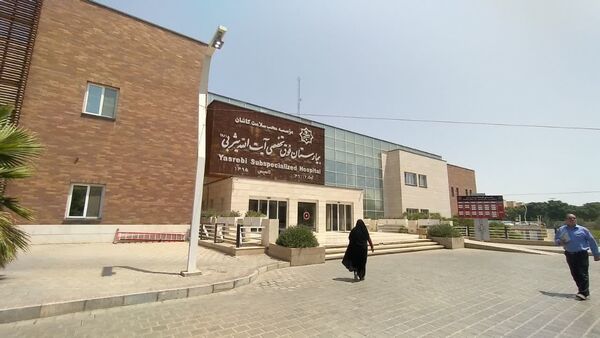 برپایی سفره‌ی احسان در محوطه بیمارستان فوق تخصصی آیت‌الله یثربی کاشان