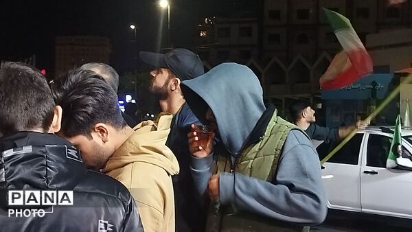 بخشی از اجتماع مردم مشهد در میدان بسیج 