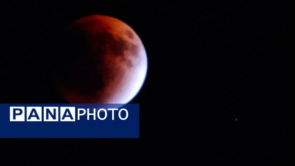 ماه در نقاب سایه زمین 