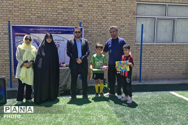  پیوندِ نسل‌ها در زمین فوتبال مدرسه باقرالعلوم فیروزکوه