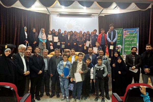 جشن تجلیل از دانش‌آموزان خبرنگاران فعال پانا و دانش‌آموزان رتبه‌های برتر شاهد  