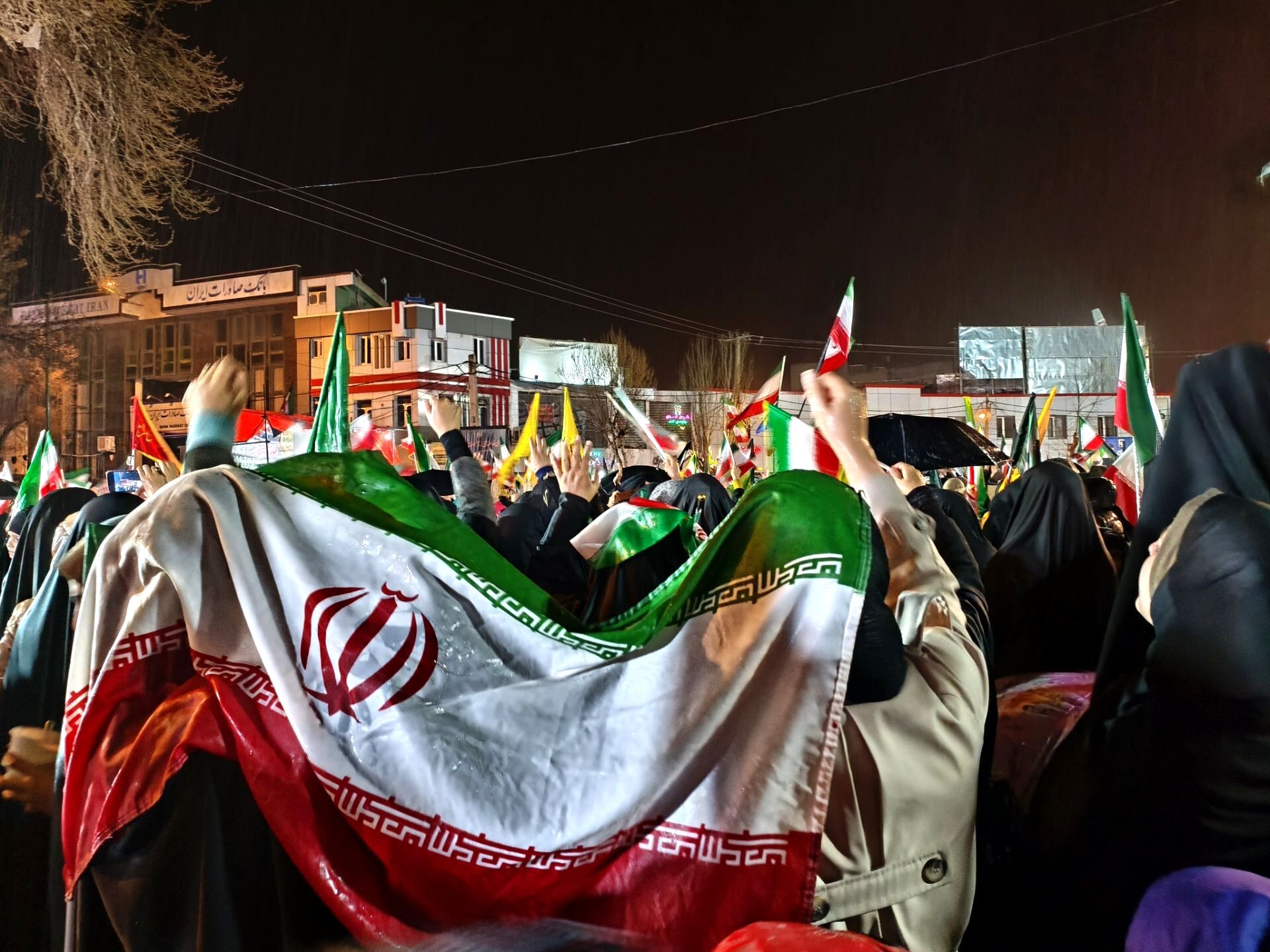 حضور حماسی مردم شهرستان قروه در زیر باران رحمت برای دفاع از میهن خویش نشان دادن وحدت خود به دشمنان ایران