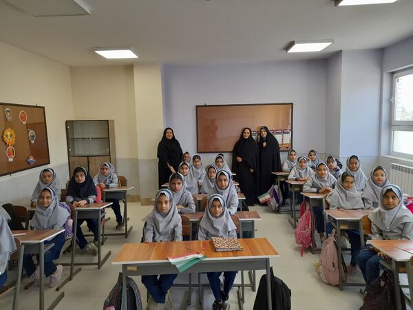 آیین نواخته شدن زنگ مهر در مدرسه شهدای بار فروش با حضور مسئولان استان و شهرستان کاشان