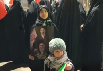  رجزخوانی دانش‌آموزان در تجمع حماسی چهارراه امام خمینی(ره)