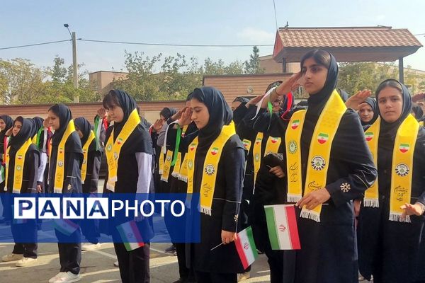  آیین وطن‌یار در مدرسه فرزانگان1 اسلامشهر باحضور خانواده شهید شاکری 