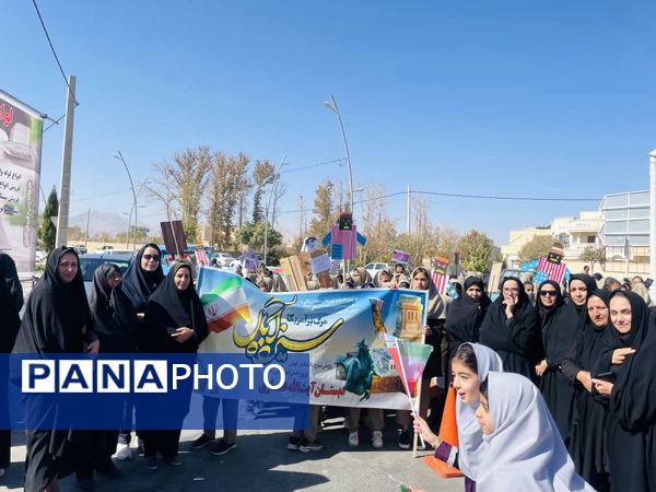 حضور پرشور دانش آموزان مدارس شهرستان خاتم در راهپیمایی ۱۳ آبان 