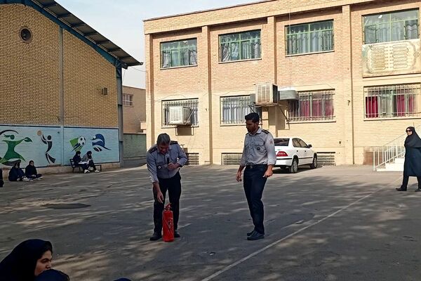 حضور‌ آتش نشانان شهر قدس در دبیرستان فرزانگان