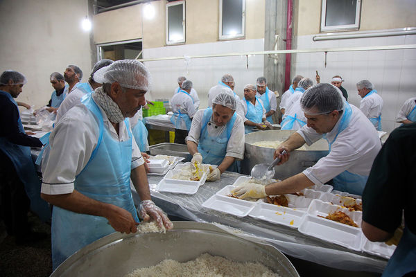 آشپرخانه حرم حضرت معصومه(س) در شب میلاد امام حسن مجتبی(ع)