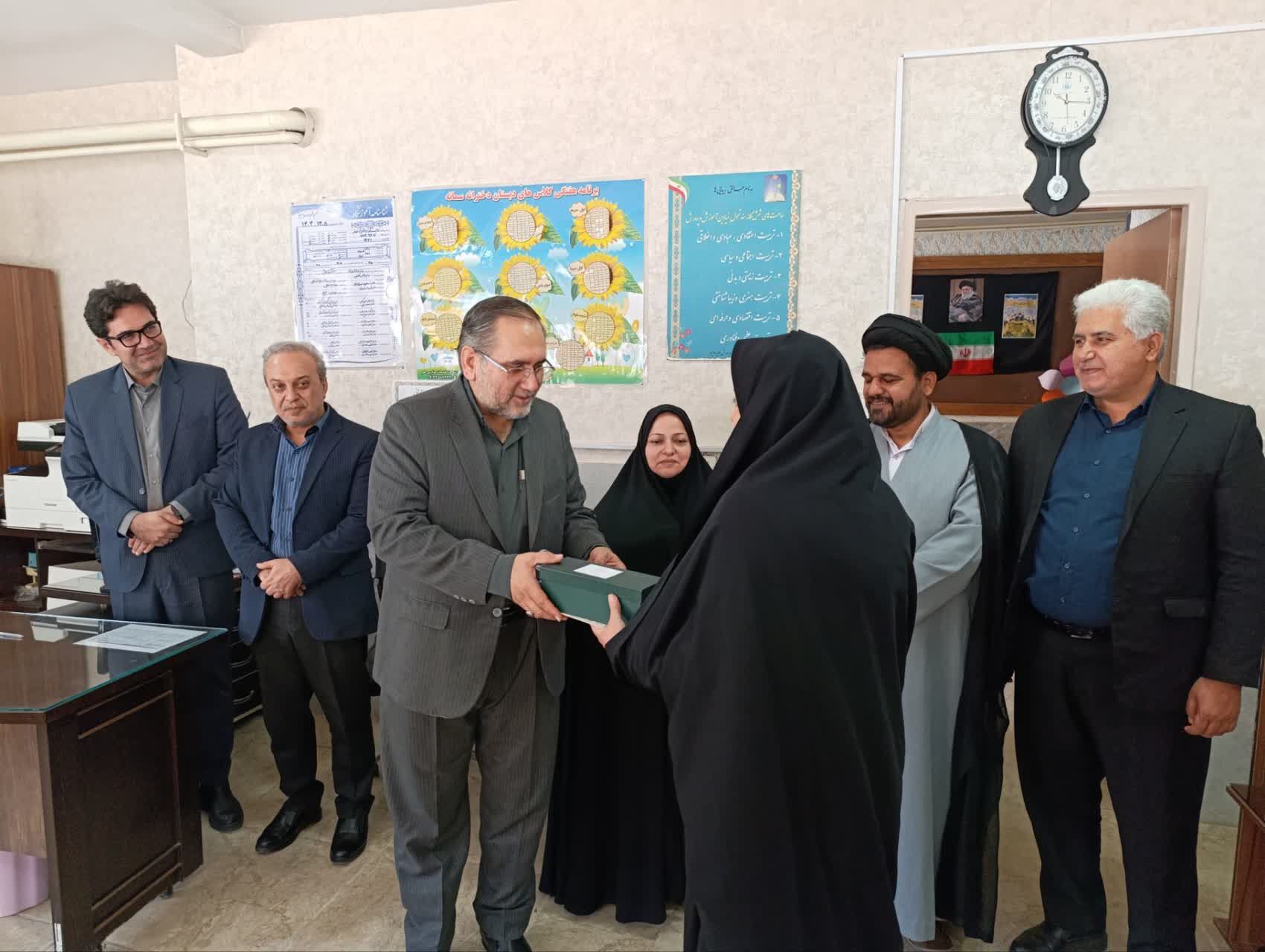 تجلیل کمیته امداد یزد از معلمان حامی طرح اکرام 