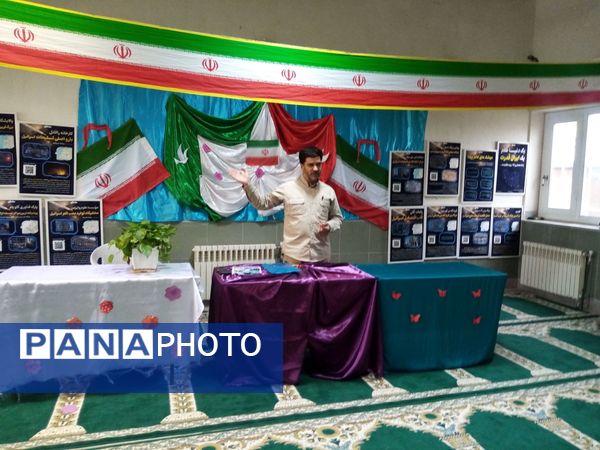 نمایشگاه آمادگی دفاعی و یادآوره ی دستاوردهای انقلاب سلامی در مدرسه حضرت زینب  شهر کندر 