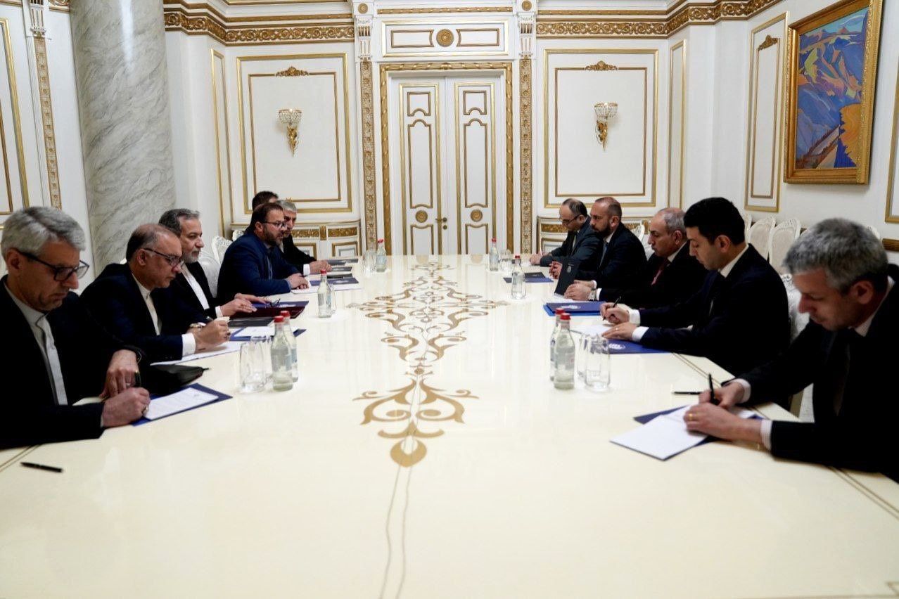 دیدار وزیر امور خارجه جمهوری اسلامی ایران با نخست‌وزیر ارمنستان