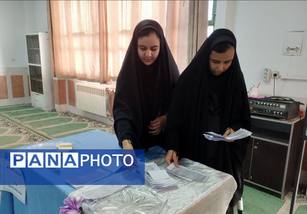 انتخابات انجمن اولیاء و مربیان در دبیرستان میعاد قم