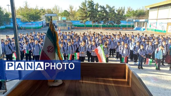 نواختن زنگ آغاز سال تحصیلی در مدرسه اندیشه شاهد منطقه ۱۶ 