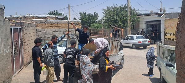 پخش نذری ظهر عاشورا در روستای حسن آباد بلهر 