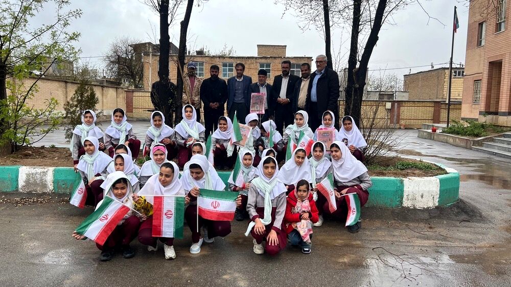 نهال‌ها در دبستان چلیچه به یاد شهدای مدرسه میناب می‌رویند
