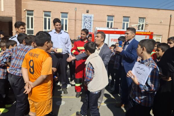 آموزش نکات ایمنی آتش‌نشانی در آموزشگاه معارف ۶