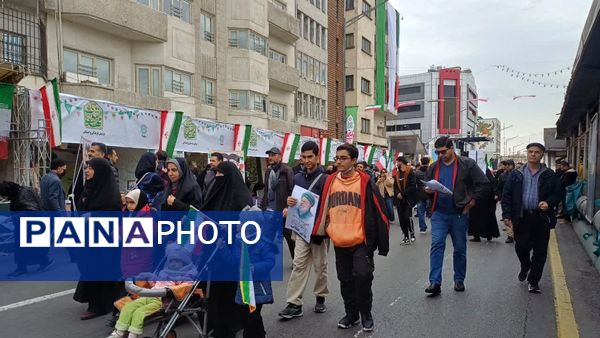 راهپیمایی ۲۲ بهمن با حضور پرشور مردم انقلابی در تهران
