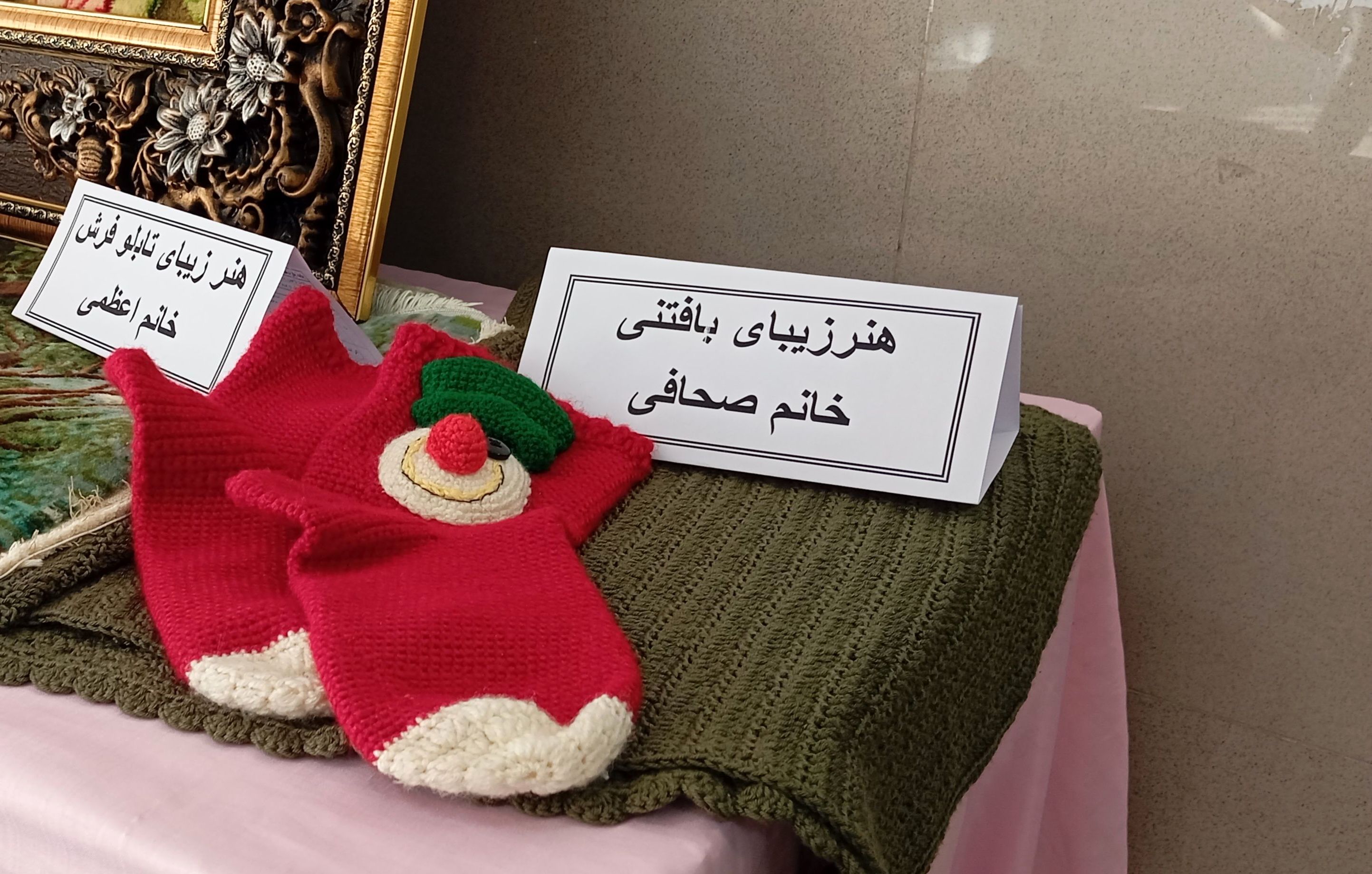 نمایشگاه آثار هنری معلمان دبیرستان جفایی در هفته معلم