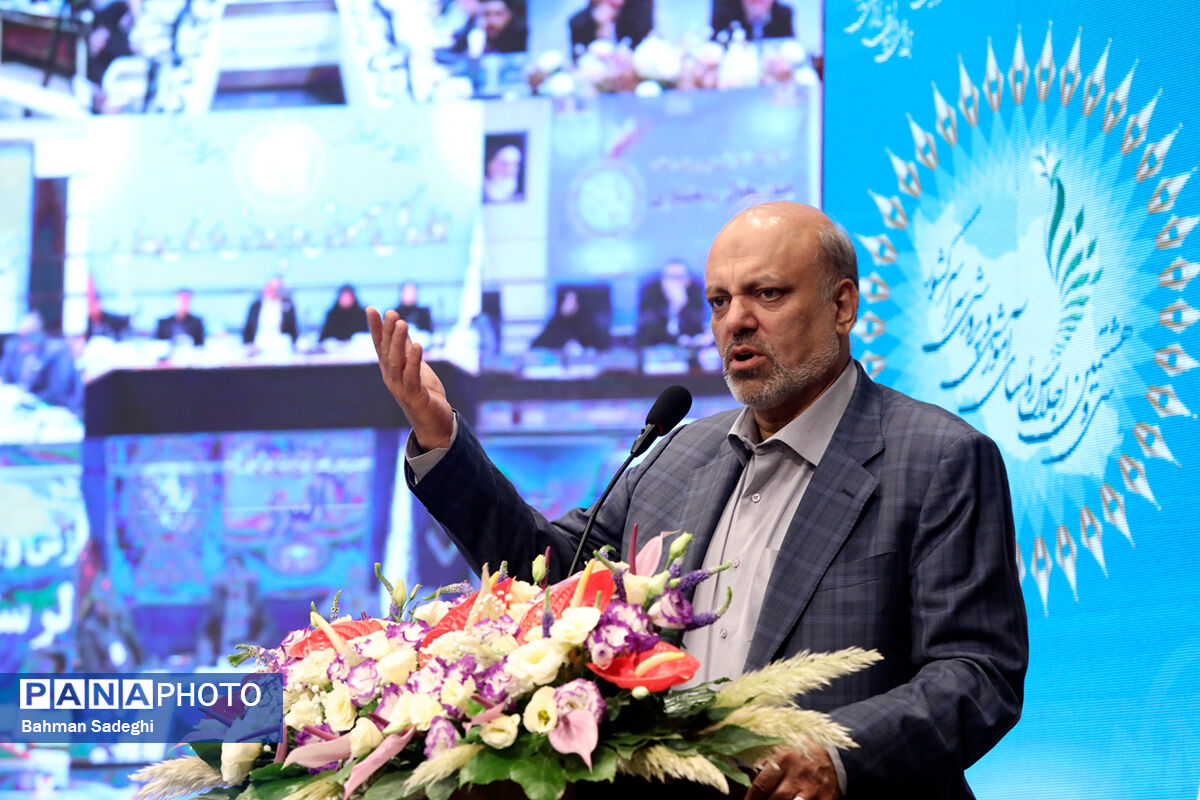 اگر معلم در جامعه عزیز باشد، مملکت شکوفا می‌شود