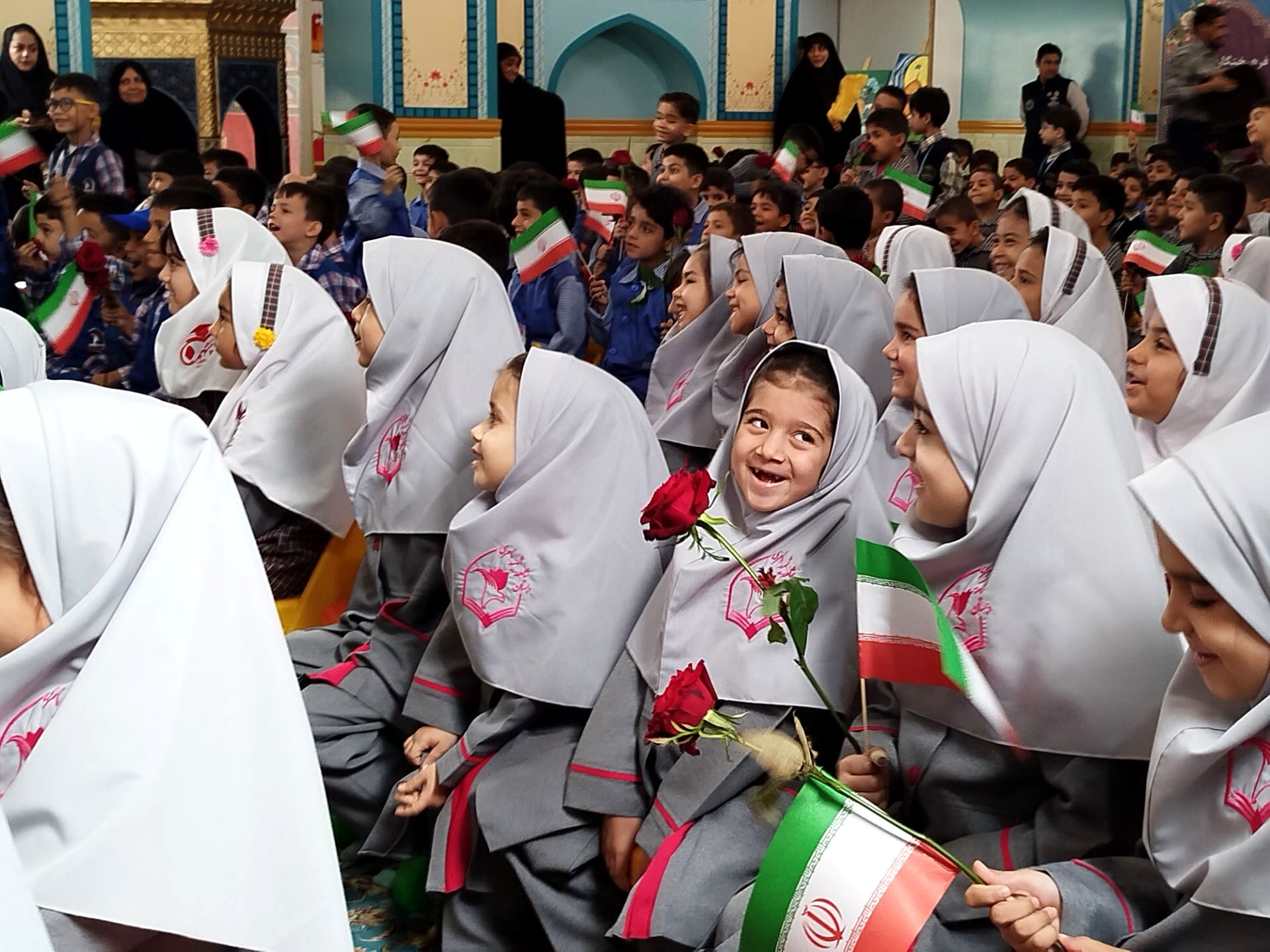 شادی و رنگ در جشن شکوفه‌ها در حرم امام رضا (ع)