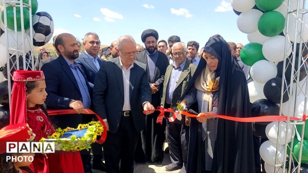 افتتاح زمین چمن مصنوعی شهدای جنگ رمضان در دبیرستان مقداد شهر لاهیجان 