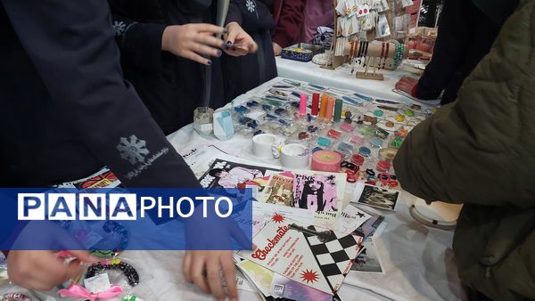  برگزاری بازارچه کسب‌و‌کار  در دبیرستان فرزانگان یک