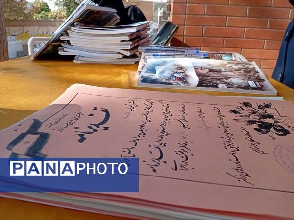 تقدیر از دانش آموزان منتخب هفته بهداشت روان در دبیرستان مادرمهربان خلیل آباد