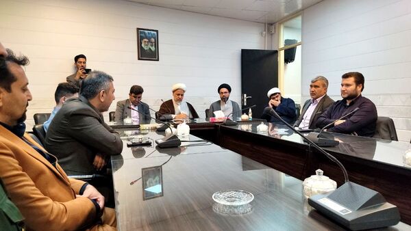 دیدار کادر آموزشی مدارس و دانش‌آموزان با امام جمعه شهرستان ساوه