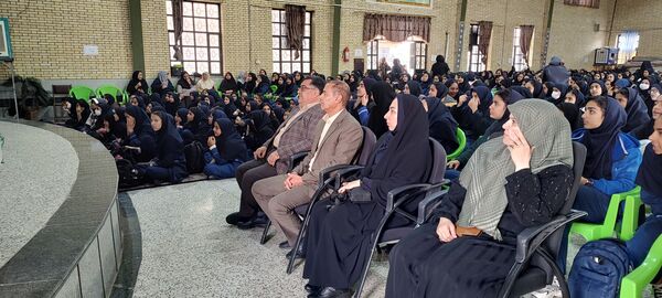 تقدیر از دانش آموزان برتر آموزشی  آموزشگاه دخترانه شهدای ۳۸ 