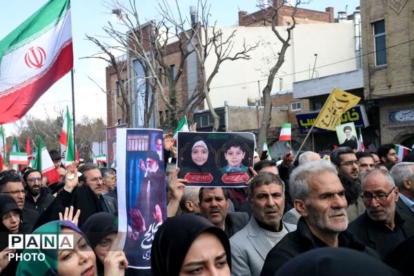  حلما با عروسک‌ها سوگ خانواده شهیدش را در آغوش کشید